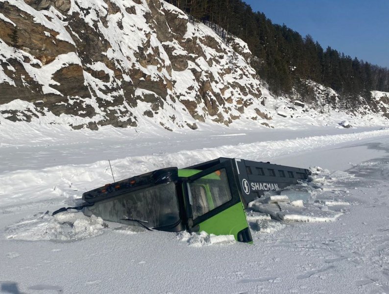 В Бодайбинском районе сотрудники Госавтоинспекции разбираются в обстоятельствах дорожного инцидента, в результате которого два грузовых автомобиля провалились под лед