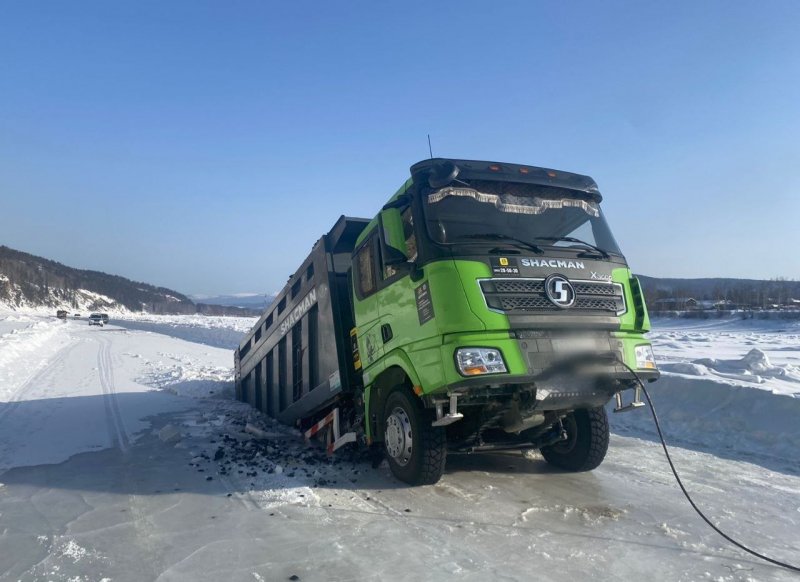 В Бодайбинском районе сотрудники Госавтоинспекции разбираются в обстоятельствах дорожного инцидента, в результате которого два грузовых автомобиля провалились под лед